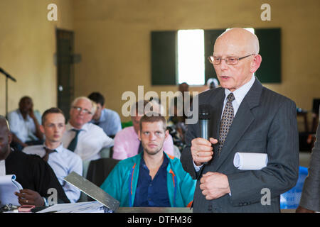 Kinshasa, demokratische Republik Kongo. 17. Februar 2014. Norwegische Psychiater Lavrantz Kyrdalen gibt seine Meinung auf Johua Französisch psychischen Zustand während der heutigen Verhandlung in Kinshasa, demokratische Republik Kongo © Rey T. Byhre/Alamy Live News Stockfoto