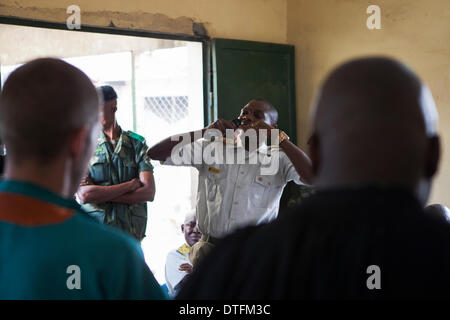 Kinshasa, demokratische Republik Kongo. 17. Februar 2014. Staatsanwältin Nkulu Katende während der heutigen Prozess gegen Joshua French angeklagt des Mordes an seinem Zellengenosse Tjostolv Moland in Kinshasa, demokratische Republik Kongo. Das Urteil wird voraussichtlich am Mittwoch, nachdem das Gericht, Erfahrungsberichte von medizinischen Experten auf seine Gesundheit heute gehört fallen. Rey © T. Byhre/Alamy Live News Bildnachweis: Rey T. Byhre/Alamy Live-Nachrichten Stockfoto