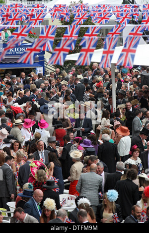 Ascot, Großbritannien, elegant gekleidete Menschen auf der Rennbahn Stockfoto