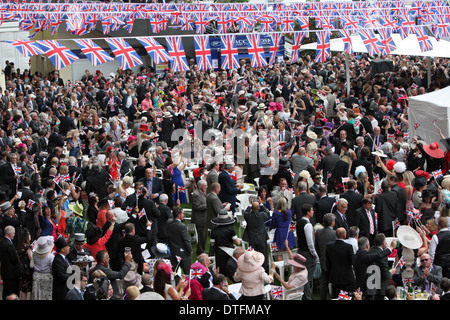 Ascot, Großbritannien, elegant gekleidete Menschen auf der Rennbahn Stockfoto