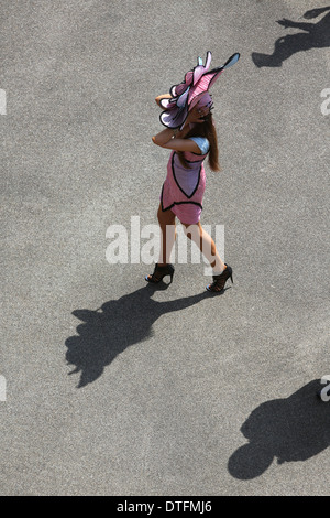 Ascot, Großbritannien, elegant gekleidete Frau mit Hut bei den Rennen Stockfoto