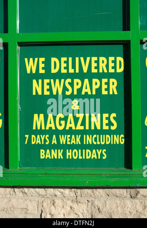 Ein Schild mit drei Grundkenntnisse in Englisch-Fehler in einem Zeitungsladen Fenster. UK, 2014. Stockfoto