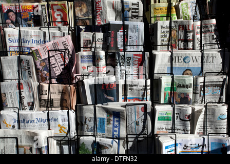 Ausländische Zeitungen zum Verkauf in Central London Stockfoto