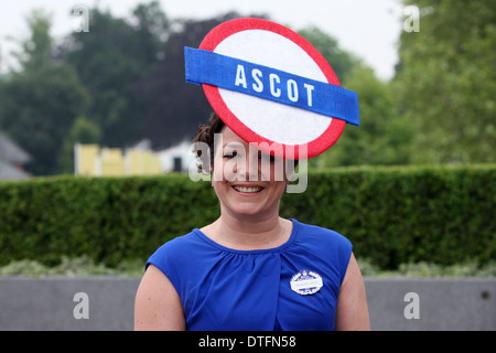 Ascot, Großbritannien, Frau mit bizarren Hut bei den Rennen Stockfoto