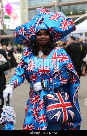 Ascot, Großbritannien, trägt Frau Kleid, Hut und Handtasche in den Nationalfarben Stockfoto