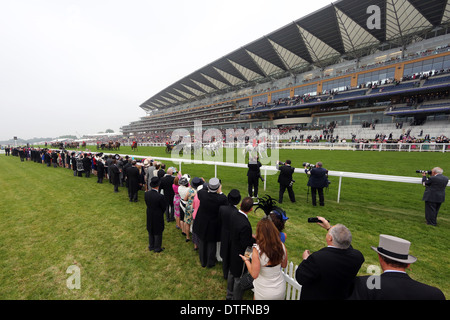 Prozession Ascot, Vereinigtes Königreich, Ansicht der Rennbahn während der Royal Stockfoto