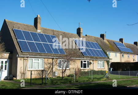 Solar Photovoltaik-Module auf der 1930er Jahre Häuser. UK, 2014. Stockfoto