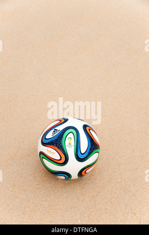 Brazuca (Nachbau), Offizieller Spielball der FIFA WM 2014 in den sand Stockfoto