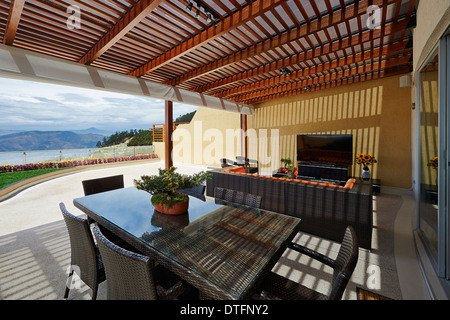 Innenarchitektur: schöne moderne Terrassen-Lounge mit Pergola Stockfoto