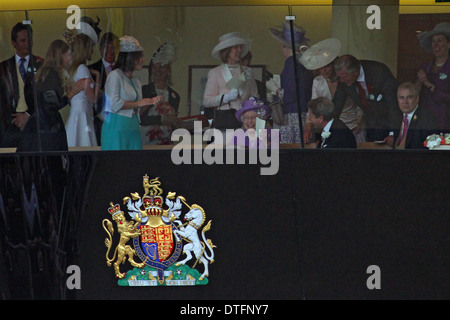 Ascot, Großbritannien, Königin Elizabeth II und ihrer Familie in die Fürstenloge auf der Rennbahn Stockfoto