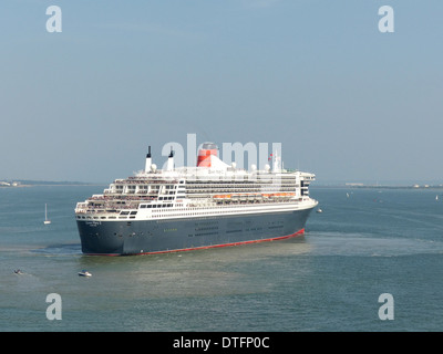 Die Queen Mary 2 verlässt Hafen in Southampton Stockfoto