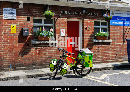 Eine frei stehende Fahrrad verwendet durch die Sanitäter außerhalb einer Rettungsstation, London, England, Vereinigtes Königreich. Stockfoto