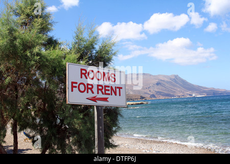 Zimmer zu vermieten unterzeichnen am Strand von Kreta, Griechisch Stockfoto