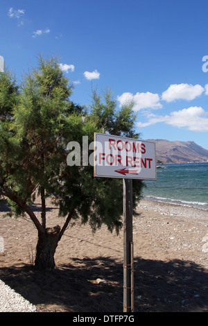 Zimmer zu vermieten unterzeichnen am Strand von Kreta, Griechisch Stockfoto