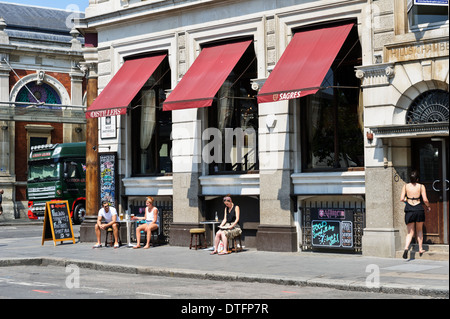 Menschen, die genießen Getränke außerhalb ein traditionelles englisches Pub in West Smithfield, London, England, Vereinigtes Königreich. Stockfoto