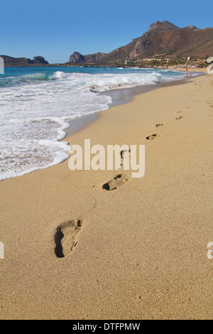 Fußabdrücke auf den schönen Strand von Falassarna, Crete Stockfoto