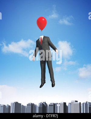 Mann mit einem Ballon schwebt über einer Stadt Stockfoto