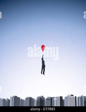 Mann mit einem Ballon schwebt über einer Stadt Stockfoto