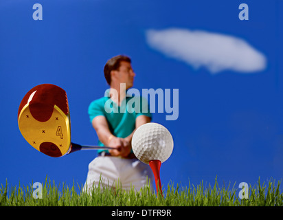 Männlichen Golfer Abschlag, niedrigen Winkel. Stockfoto