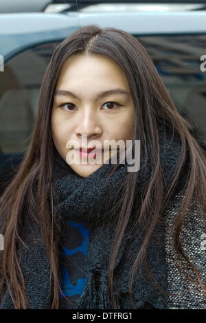 Ein schickes neues Yorker posing in den Straßen während der Fashion Week in New York City - 9. Februar 2014 - Foto: Start-und Landebahn Manhattan/Thomas B. Ling/Picture Alliance Stockfoto