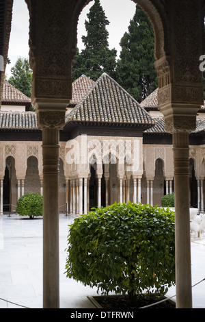 Verzierten maurischen Bögen in der Alhambra Granada Andalusien Spanien. Stockfoto