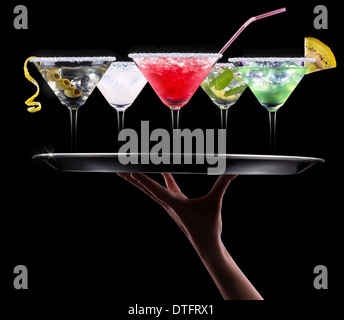 Alkohol cocktail set auf einem Kellner Tablett Stockfoto