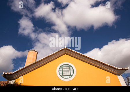 gelbe Haus blauen Himmel Stockfoto