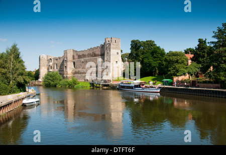 Newark Castle auf dem Fluss Trent, Nottinghamshire, England UK Stockfoto