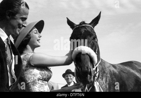 Orsini mit Besitzer Baron Hans Heinrich Thyssen - Bornemisza und seine Frau Fiona, nach dem Sieg in der 88. Deutschen Derby Stockfoto