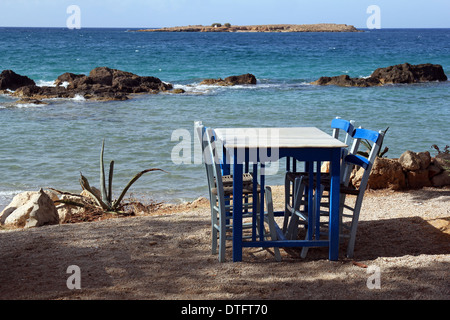 Restaurant in der Nähe der wunderschönen türkisfarbenen Meer in Chania, Crete Stockfoto