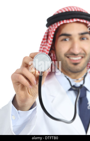 Saudi arabische Emirate Arzt Mann mit einem Stethoskop auf die Kamera auf einem weißen Hintergrund isoliert Stockfoto