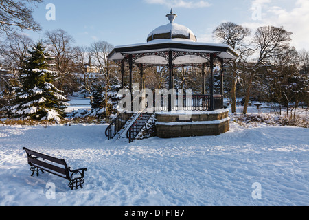 Musikpavillon im Schnee, Pavilion Gardens, Buxton, Derbyshire, England Stockfoto