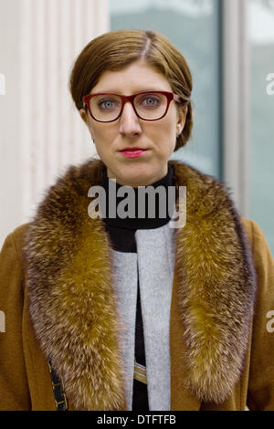 Ein schickes neues Yorker posing in den Straßen während der Fashion Week in New York City - 9. Februar 2014 - Foto: Start-und Landebahn Manhattan/Thomas B. Ling/Picture Alliance Stockfoto