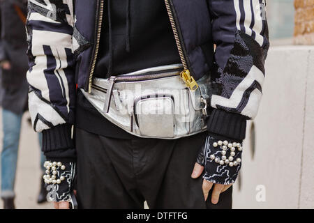 Ein schickes neues Yorker posing in den Straßen während der Fashion Week in New York City - 9. Februar 2014 - Foto: Start-und Landebahn Manhattan/Thomas B. Ling/Picture Alliance Stockfoto