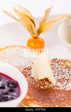 leckere süße Pfannkuchen mit Vanille Eis Marmelade und Sirup-topping Stockfoto