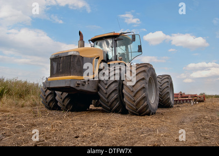Traktor Pflüge ein Feld im Frühjahr Stockfoto