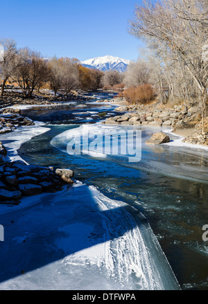 Eis auf den Arkansas RIver verläuft durch die historische Innenstadt von den kleinen Berg Stadt Salida, Colorado, USA Stockfoto