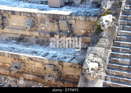 Tierköpfe auf der gefiederten Schlange Tempel, Pyramiden von Teotihuacan, Mexiko Stockfoto