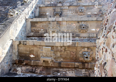 Teil der gefiederten Schlange Tempel, Pyramiden von Teotihuacan, Mexiko - Azteken-Zivilisation Stockfoto