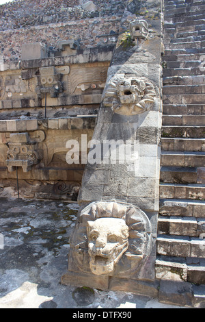 Tierköpfe auf Treppe der gefiederten Schlange Tempel, Pyramiden von Teotihuacan, Mexiko - Azteken-Zivilisation Stockfoto