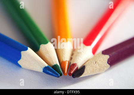 Farbstifte auf Papier Karton mit Tipps zusammen Stockfoto