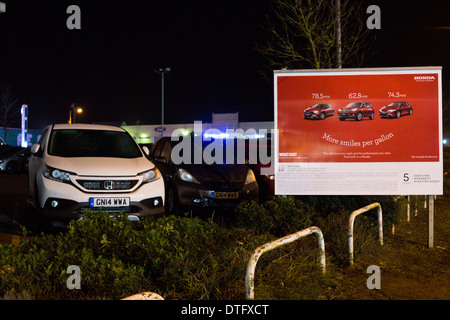 NISSAN AUTO ANZEIGE BILL BOARD SCHILD GARAGE AUTOHAUS NEUE AUTOS 20 14 PLATTE 4 X 4 FOUR WHEEL DRIVE AUTO OHNE PREISSCHILDER AUTO Stockfoto