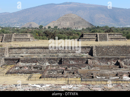 Sonne-Pyramide in der Ferne gesehen aus Ruinen, Teotihuacan, Mexiko - Azteken-Zivilisation Stockfoto