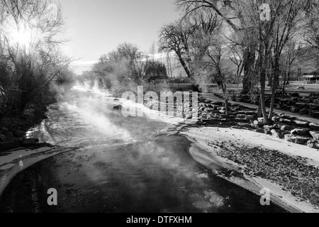 Schwarzen & weißen Blick auf Dampf steigt auf einem sub-Zero Morgen von Schnee und Eis erstickt Arkansas River, die durchquert Salida, CO Stockfoto