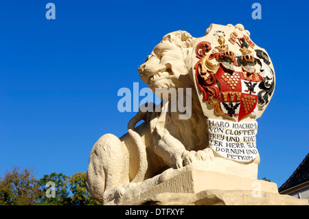 Löwe Skulptur, Grabenlöffel Schloss Norderburg, Dornum, Ostfriesland, Niedersachsen, Deutschland Stockfoto