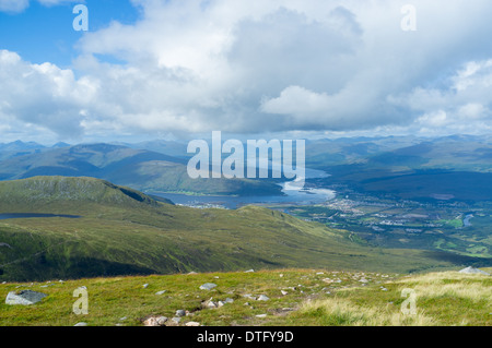 Blick vom Carn Mor Dearg von the North Face und zurück nach Fort William, Western Highlands, Schottland zu Ben Nevis auf der linken Seite Stockfoto