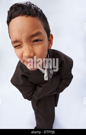Kleiner Junge in einer großen suite Stockfoto