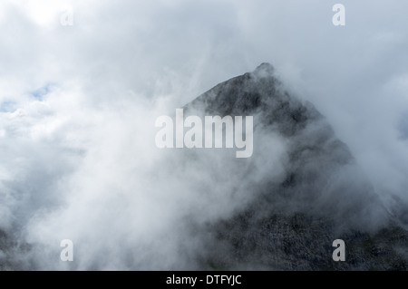 Gipfel des Ben Nevis im Nebel, Western Highlands, Schottland. Blick vom Carn Mor Dearg von the North Face Stockfoto