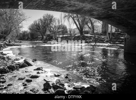 Schwarzen & weißen Blick F Street Bridge über den Schnee & Eis erstickt Arkansas RIver, der durch die Innenstadt fließt historischen Salida CO Stockfoto