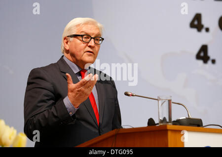 Berlin, Deutschland. 17. Februar 2014. Schlusswort von Bundesaußenminister Steinmeier und belgischen Außenministers Reynders durch die deutsch-belgische Konferenz im Auswärtigen Amt in Berlin. / Bild Frank-Walter Steinmeier (SPD), der deutsche Außenminister. Bildnachweis: Reynaldo Chaib Paganelli/Alamy Live-Nachrichten Stockfoto